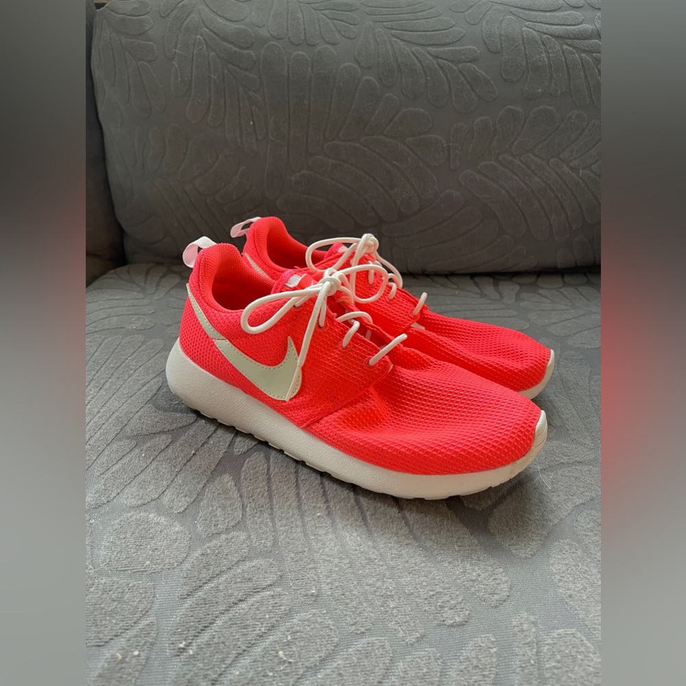 Nike Hot Pink Roshe Run Running Shoe glow in the dark - Youth 6 or women’s 7.5